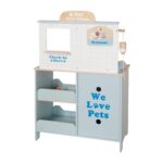 Детска Ветеринарна Клиника Играчка GINGER HOME – Дървен Ветеринарен Център с Аксесоари и Плюшено Куче, 89×57×30 см - Image 4