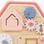 Дървена Монтесори Активна Дъска GINGER HOME, Ферма с Мелница, Лабиринт, Часовник и Зъбни Колела, 33x24x5 см - Снимка 10