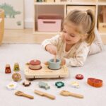 Детски Дървен Кухненски Комплект GINGER HOME с Котлон, Съдове, Прибори и Храни за Рязане, Натурално Дърво, 22x18x4 см - Снимка 7